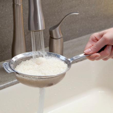 خواص شگفت انگیز آب برنج برای پوست