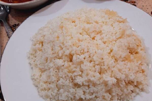 پنجره‌ای به دنیای ادویه‌ها در تداخل با برنج و گوشت