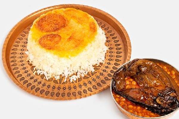 تزیین کته با برنج نیم دانه با زیره سبز و زرشک